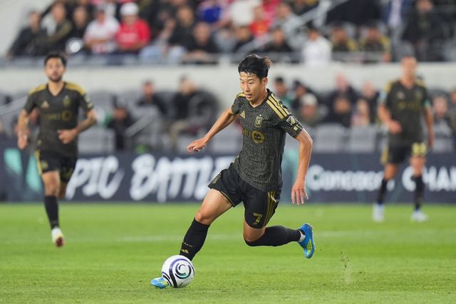 LAFC 손흥민이 30일(한국 시간) BMO스타디움서 열린 톨루카와 CONCACAF 챔피언스컵 4강 1차전서 돌파를 시도하고 있다. LA｜AP뉴시스
