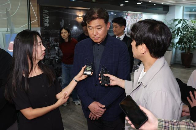 김승기 전 감독(가운데)이 30일 서울 논현동 KBL센터에서 열린 재정위원회에 출석하면서 기자들의 질문에 대답하고 있다. 뉴시스