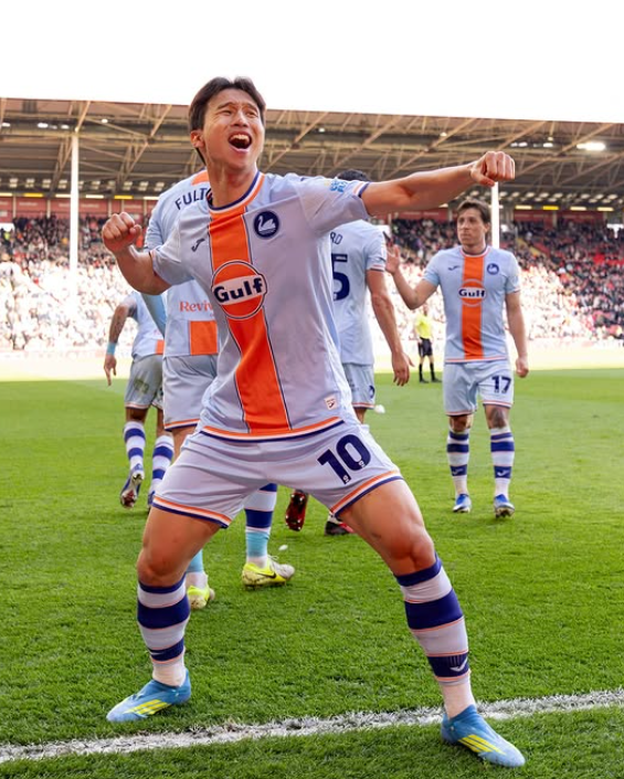 엄지성이 4일(한국시간)&nbsp;영국 셰필드의 브라몰 레인서 벌어진 셰필드 유나이티드와&nbsp;원정경기서&nbsp;후반 37분 골을 터트린&nbsp;뒤 세리머니를 하고 있다. 사진출처│스완지 시티 SNS