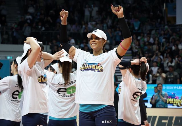 GS칼텍스 지젤 실바가 5일 장충체육관에서 열린 V리그 여자부 챔프전 3차전 홈경기에서 도로공사를 꺾고 우승한 뒤 가족과 팬들을 향해 손을 흔들고 있다. 뉴시스