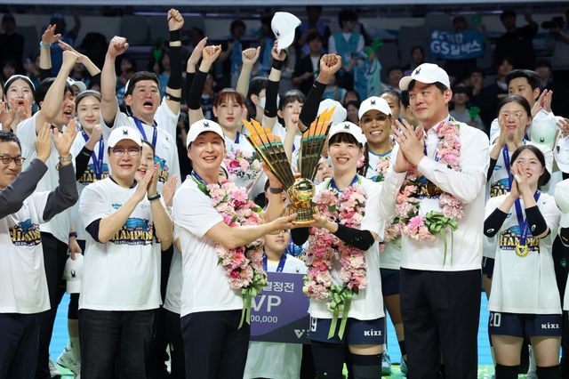 GS칼텍스 이영택 감독과 주장 유서연, 허세홍 구단주(오른쪽부터)가 5일 장충체육관에서 열린 V리그 여자부 챔프 3차전 홈경기에서 도로공사를 꺾고 우승한 뒤 시상식에서 트로피를 들고 환하게 미소짓고 있다. 뉴시스