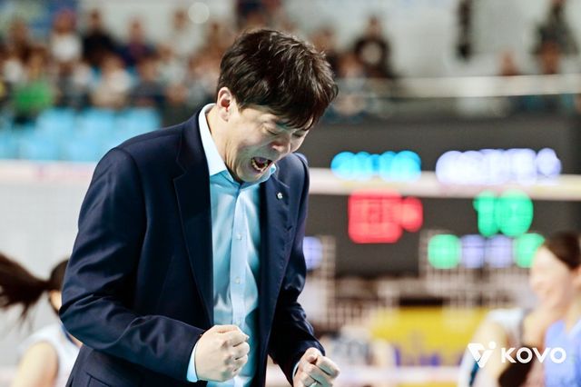 이영택 GS칼텍스 감독이 5일 장충체육관에서 열린 V리그 여자부 챔프전 3차전 홈경기에서 도로공사를 꺾고 우승을 확정되자 주먹을 불끈 쥐며 환호하고 있다. 사진제공｜KOVO