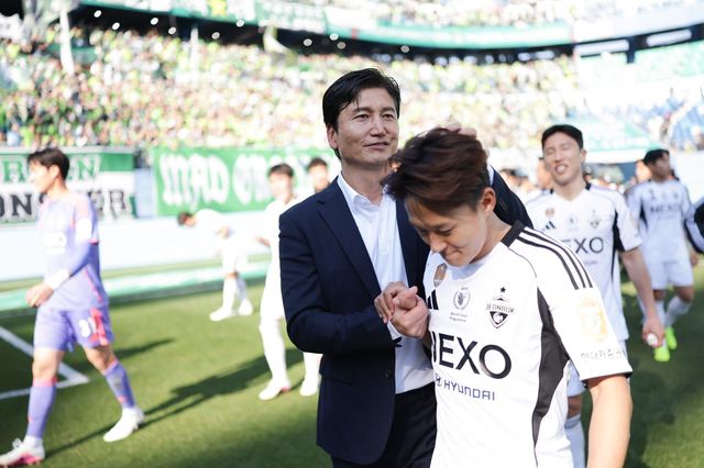 전북 정정용 감독은 “공격수는 골로 말한다”며 4일 울산과 K리그1 라이벌전에서 교체 출전해 후반 종료직전 쐐기골을 터트린 이승우를 칭찬했다. 선발 출전이 가까워진 모습이다. A매치 휴식기를 앞두고 대전하나시티즌 원정을 승리한 뒤 정 감독이 이승우를 격려하는 모습. 사진제공｜한국프로축구연맹