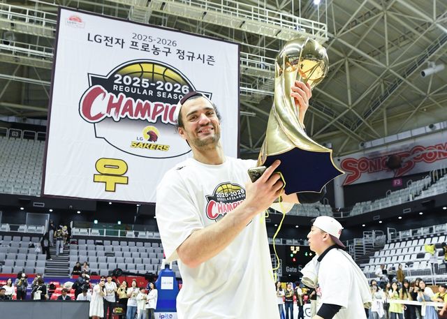 LG 아셈 마레이가 3일 수원KT소닉붐아레나서 열린 KT전 승리로 우승을 확정한 뒤 세리머니를 하고 있다. 사진제공ㅣKBL