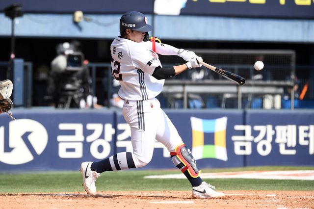 두산 박준순이 5일 잠실구장에서 열린 한화전 5회말 3점홈런을 쳐내고 있다. 사진제공｜두산 베어스