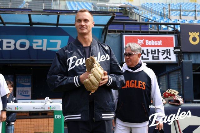 한화 잭 쿠싱(왼쪽)이 5일 잠실 두산전에 앞서 김경문 감독 등 선수단에 인사를 하고 있다. 사진제공｜한화 이글스