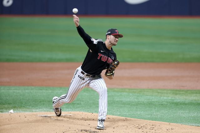 LG 앤더스 톨허스트가 5일 고척스카이돔서 열린 ‘2026 신한 SOL KBO리그’ 키움과 원정경기에 선발등판해 힘차게 투구하고 있다. 사진제공｜LG 트윈스