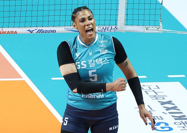 GS칼텍스 지젤 실바가 5일 장충체육관에서 열린 V리그 여자부 챔프전 3차전 홈경기에서 득점에 성공한 뒤 주먹을 쥐며 포효하고 있다. 뉴시스