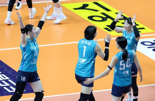 GS칼텍스 권민지, 최가은, 오세연, 유서연(왼쪽부터)이 5일 장충체육관에서 열린 도로공사와 V리그 여자부 챔프 3차전 홈경기에서 팀 득점을 올린 뒤 환호하고 있다. 뉴시스