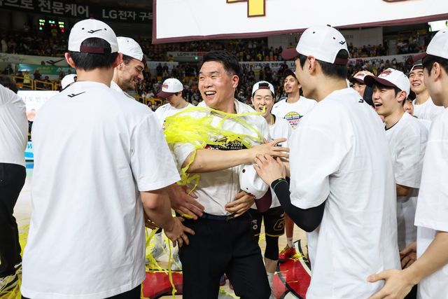 조상현 LG 감독(가운데)이 5일 창원체육관서 열린 KCC전 이후 진행된 우승 세리머니에서 선수들의 축하를 받고 있다. 사진제공ㅣKBL