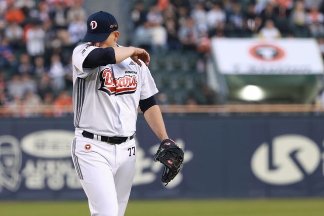 두산 크리스 플렉센이 3일 잠실 한화전 도중 통증을 호소하며 교체되고 있다. 사진제공｜두산 베어스