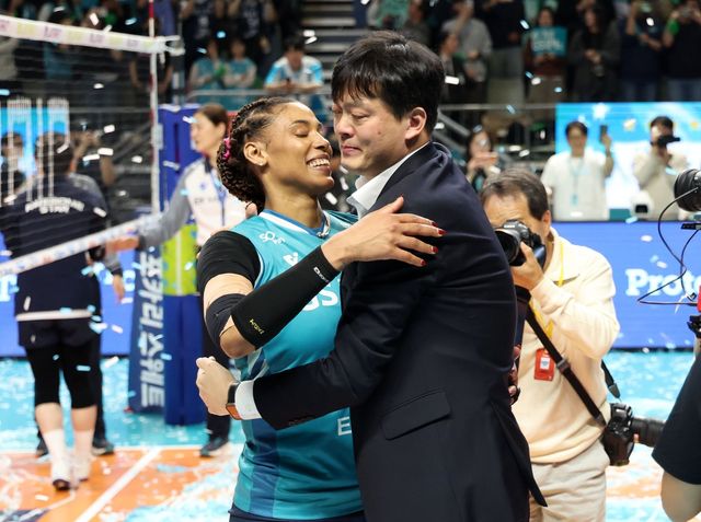 GS칼텍스 이영택 감독(오른쪽)과 지젤 실바가 5일 장충체육관에서 열린 V리그 여자부 챔프전 3차전 홈경기에서 도로공사를 꺾고 우승한 뒤 서로를 끌어안고 기뻐하고 있다. 뉴시스