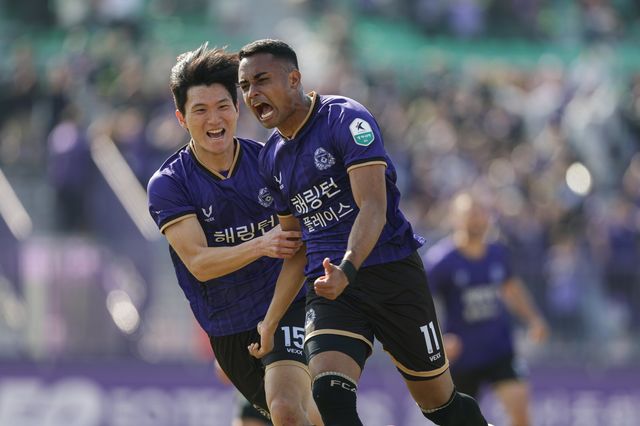 안양 아일톤(오른쪽)이 5일 안양종합운동장에서 열린 서울과 홈경기서 0-1로 뒤진 후반 33분 동점골을 터트린 뒤 박정훈과 기뻐하고 있다. 사진제공│한국프로축구연맹