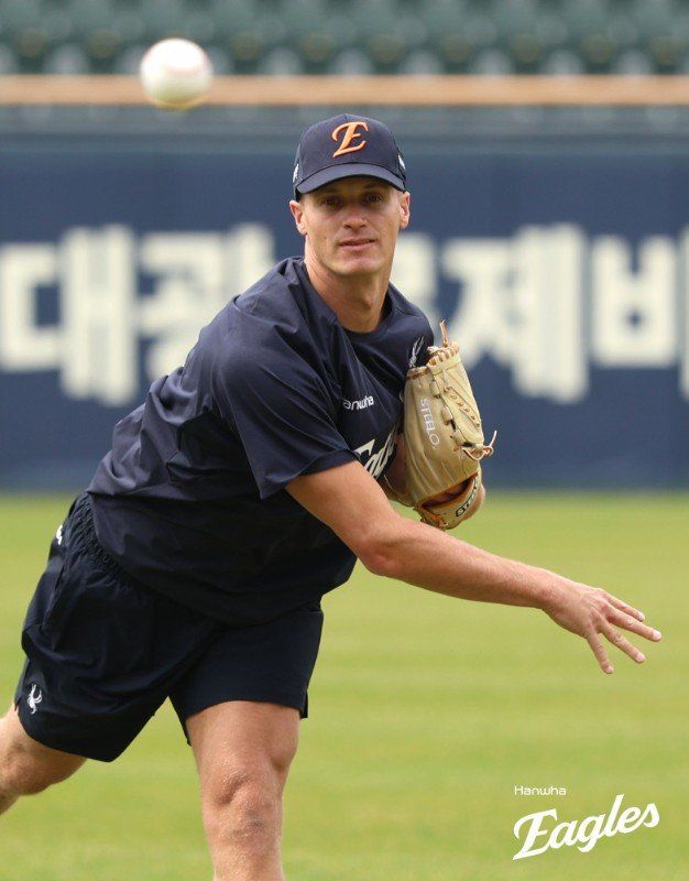 한화 잭 쿠싱이 5일 잠실 두산전에 앞서 훈련을 하고 있다. 사진제공｜한화 이글스