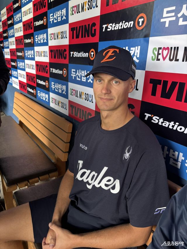 한화 오웬 화이트의 임시대체 외국인선수 잭 쿠싱이 5일 잠실 두산전에 앞서 취재진과 인터뷰를 하고 있다. 잠실｜강산 기자 posterboy@donga.com