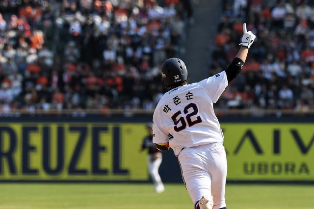 두산 박준순이 5일 잠실구장에서 열린 한화전 5회말 3점홈런을 쳐낸 뒤 그라운드를 돌고 있다. 사진제공｜두산 베어스