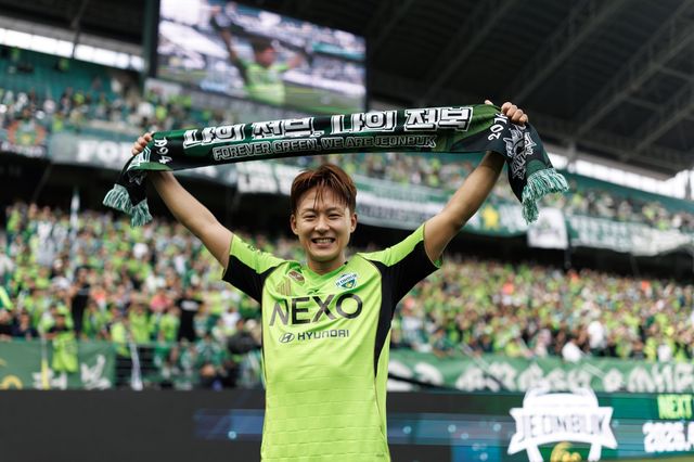 전북 이승우가 4일 전주월드컵경기장에서 열린 울산과 K리그1 ‘현대가 더비’서 후반 추가시간 시즌 첫 골애 승리까지 연출한 뒤 포즈를 취하고 있다. 사진제공｜한국프로축구연맹