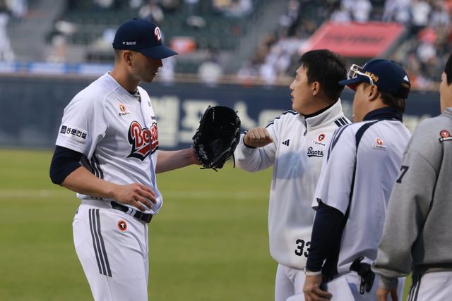 두산 크리스 플렉센(왼쪽)이 3일 잠실 한화전 도중 통증으로 교체되며 동료들의 격려를 받고 있다. 사진제공｜두산 베어스