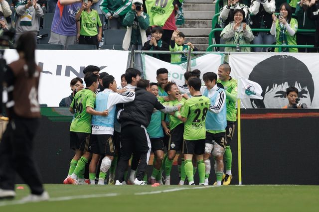 전북 이승우가 4일 전주월드컵경기장에서 열린 울산과 K리그1 홈경기서 후반 막판 쐐기골을 터트린 뒤 동료들의 축하를 받고 있다. 사진제공｜한국프로축구연맹