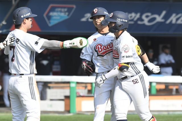 두산 박준순(오른쪽)이 5일 잠실구장에서 열린 한화전 5회말 3점홈런을 쳐낸 뒤 홈을 밟고 동료들과 기뻐하고 있다. 사진제공｜두산 베어스