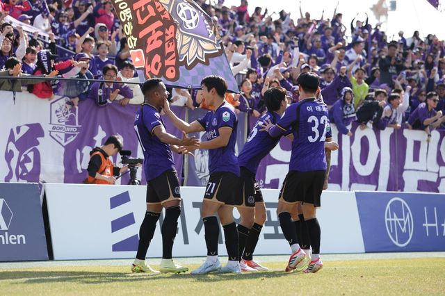 안양 아일톤(왼쪽 끝)이 5일 안양종합운동장에서 열린 서울과 홈경기서 0-1로 뒤진 후반 33분 동점골을 터트린 뒤 동료들과 기뻐하고 있다. 사진제공│한국프로축구연맹