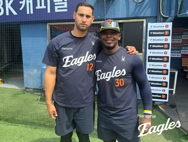 한화 윌켈 에르난데스(왼쪽)와 요나단 페라자는 같은 베네수엘라 출신으로 서로 많은 도움을 주고받는다. 사진제공｜한화 이글스