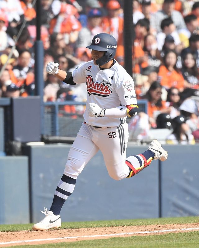 두산 박준순이 5일 잠실구장에서 열린 한화전 5회말 3점홈런을 쳐낸 뒤 기뻐하며 그라운드를 돌고 있다. 사진제공｜두산 베어스