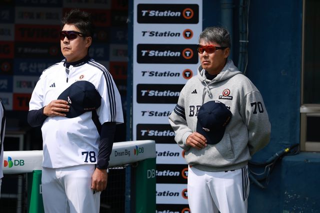 두산 김원형 감독(오른쪽)이 5일 잠실 한화전서 8-0의 승리를 거둔 뒤 선수들을 칭찬했다. 사진제공｜두산 베어스