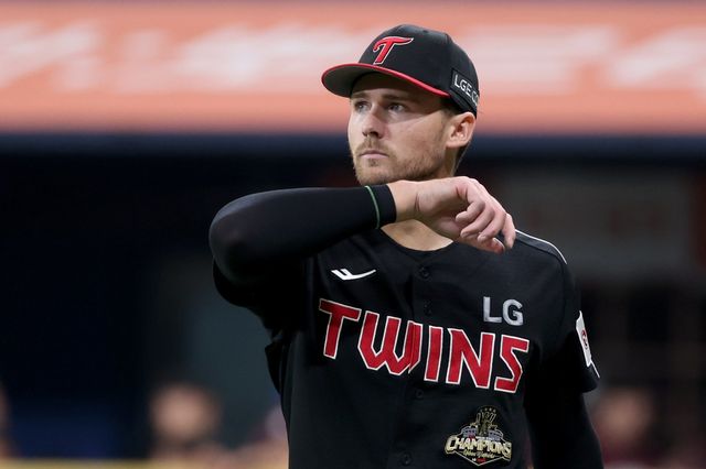 LG 앤더스 톨허스트가 5일 고척스카이돔서 열린 ‘2026 신한 SOL KBO리그’ 키움과 원정경기에 선발등판해 이닝을 마친 뒤 얼굴의 땀을 닦아내고 있다. 사진제공｜LG 트윈스