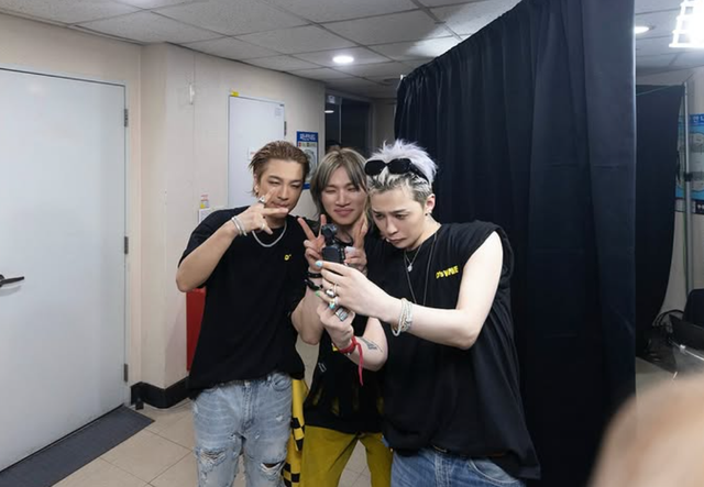 지드래곤 ‘위버멘쉬’ 콘서트 앙코르 공연에서 태양, 대성, 지드래곤의 모습.&nbsp;사진제공 | 갤럭시코퍼레이션(위_·대성 인스타그램 캡처