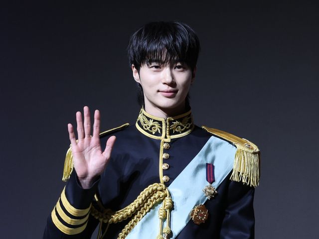 [서울=뉴시스] 조수정 기자 = 배우 변우석이 6일 오후 서울 강남구 조선팰리스 서울강남에서 열린 MBC 금토드라마 ‘21세기 대군부인’ 제작발표회에서 포토타임 때 포즈를 취하고 있다. 21세기 대군부인은 오는 10일부터 방송한다. 2026.04.06. chocrystal@newsis.com