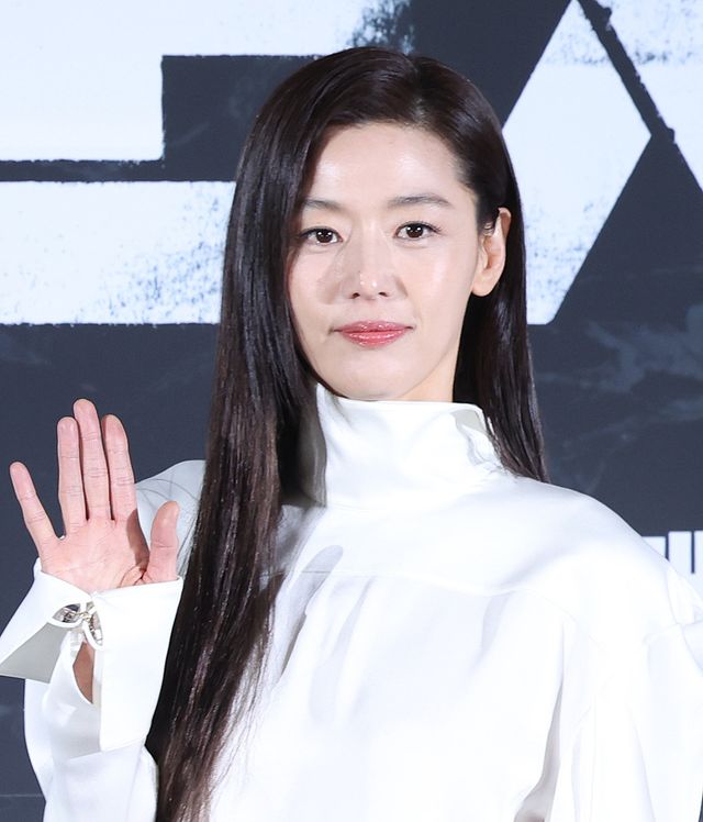 [서울=뉴시스] 조수정 기자 = 배우 전지현이 6일 오전 서울 용산 CGV에서 열린 영화 ‘군체’ 제작보고회에서 포토타임 때 포즈를 취하고 있다. 영화 군체는 5월 개봉한다. 2026.04.06. chocrystal@newsis.com