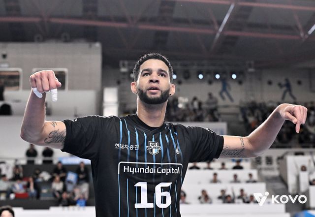 현대캐피탈 레오가 6일 천안 유관순체육관서 열린 대한항공과 챔피언 결정전 3차전 도중 득점한 뒤 기뻐하고 있다. 사진제공｜KOVO