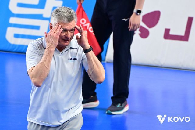 대한항공 헤난 달 조토 감독이 6일 천안 유관순체육관서 열린 현대캐피탈과 챔피언 결정전 3차전 도중 기회를 놓치자 아쉬워하고 있다. 사진제공｜KOVO