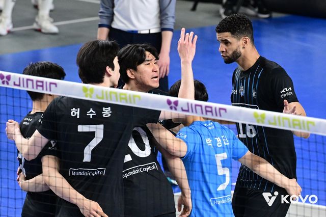 현대캐피탈 선수들이 6일 천안 유관순체육관서 열린 대한항공과 챔피언 결정전 3차전 도중 득점한 뒤 기뻐하고 있다. 사진제공｜KOVO