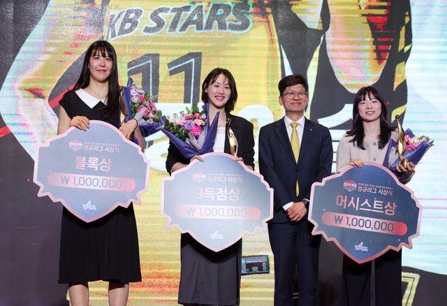 KB스타즈의 ‘허강박 트리오’ 박지수(왼쪽), 강이슬, 허예은(오른쪽)이 6일 서울드래곤시티서 열린 여자프로농구 정규리그 시상식서 기록상을 수상한 뒤 기념촬영을 하고 있다. 서울｜뉴시스