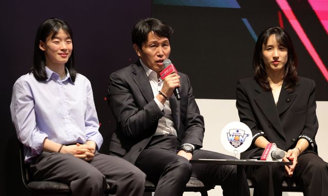 우리은행 강계리, 위성우 감독, 김단비(왼쪽부터)가 6일 서울드래곤시티서 열린 PS 미디어데이서 각오를 전하고 있다. 서울｜뉴시스