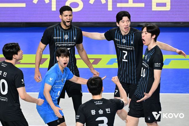 현대캐피탈 선수들이 6일 천안 유관순체육관서 열린 대한항공과 챔피언 결정전 3차전 도중 득점한 뒤 기뻐하고 있다. 사진제공｜KOVO