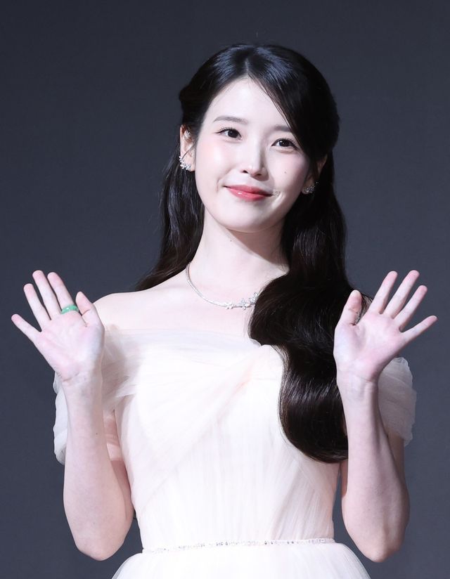 [서울=뉴시스] 조수정 기자 = 배우 아이유(이지은)가 6일 오후 서울 강남구 조선팰리스 서울강남에서 열린 MBC 금토드라마 ‘21세기 대군부인’ 제작발표회에서 포토타임 때 포즈를 취하고 있다. 21세기 대군부인은 오는 10일부터 방송한다. 2026.04.06. chocrystal@newsis.com