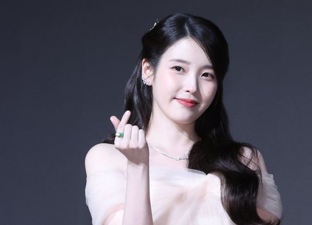 [서울=뉴시스] 조수정 기자 = 배우 아이유(이지은)가 6일 오후 서울 강남구 조선팰리스 서울강남에서 열린 MBC 금토드라마 ‘21세기 대군부인’ 제작발표회에서 포토타임 때 포즈를 취하고 있다. 21세기 대군부인은 오는 10일부터 방송한다. 2026.04.06. chocrystal@newsis.com