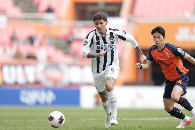 서울 공격수 클리말라(왼쪽)는 이번 시즌 5경기서 3골을 기록하며 지난 시즌 자신을 괴롭힌 사타구니 부상서 완전히 벗어났다. 사진제공│한국프로축구연맹