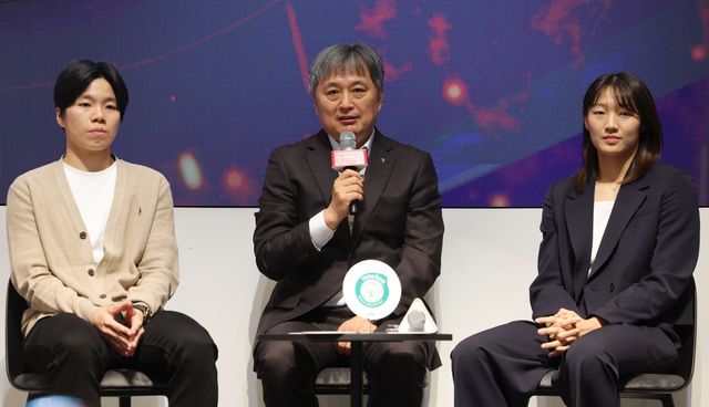 하나은행 진안, 이상범 감독, 정예림(왼쪽부터)이 6일 서울드래곤시티서 열린 PS 미디어데이서 각오를 전하고 있다. 서울｜뉴시스