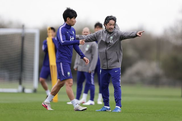 주앙 아로소 대표팀 수석코치(오른쪽)가 지난달 영국 밀턴킨스에서 진행된 팀 훈련 도중 선수에게 지시를 하고 있다. 사진제공｜대한축구협회