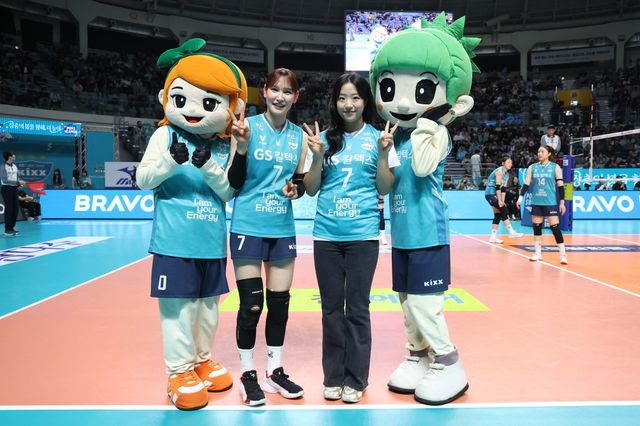 신유빈(오른쪽 2번째)와 안혜진(왼쪽 2번째)은 각각 5일 한국탁구 사상 첫 월드컵 여자단식 메달, 5시즌만의 V리그 챔프전 우승컵을 따냈다. 신유빈은 월드컵 출전을 앞두고 지난달 24일 장충체육관서 열린 GS칼텍스-흥국생명의 V리그 준PO 시구에 나서 안혜진에게 응원의 메시지를 전했다. 사진은 당시 시구를 마친 직후 기념촬영한 모습. 사진제공│GS칼텍스 배구단