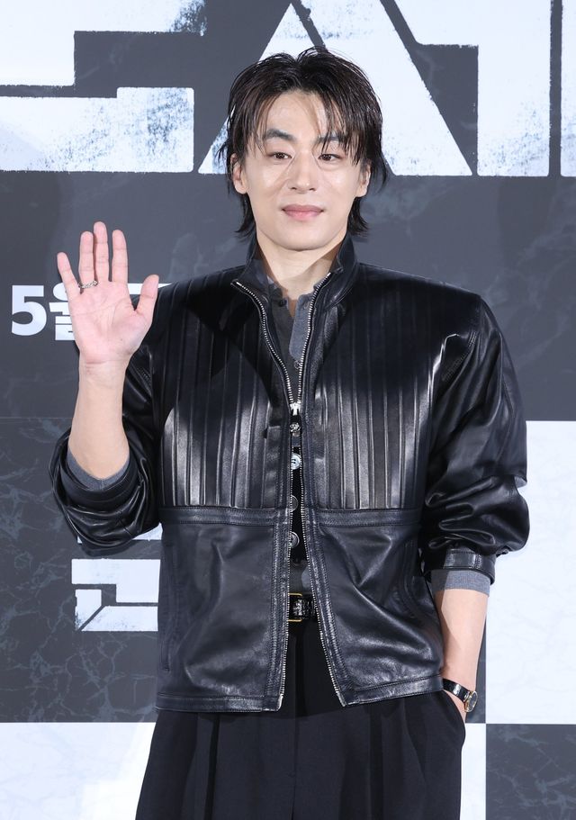 [서울=뉴시스] 조수정 기자 = 배우 구교환이 6일 오전 서울 용산 CGV에서 열린 영화 ‘군체’ 제작보고회에서 포토타임 때 포즈를 취하고 있다. 영화 군체는 5월 개봉한다. 2026.04.06. chocrystal@newsis.com