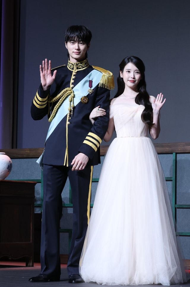 [서울=뉴시스] 조수정 기자 = 배우 아이유(이지은)와 변우석이 6일 오후 서울 강남구 조선팰리스 서울강남에서 열린 MBC 금토드라마 ‘21세기 대군부인’ 제작발표회에서 포토타임 때 포즈를 취하고 있다. 21세기 대군부인은 오는 10일부터 방송한다. 2026.04.06. chocrystal@newsis.com