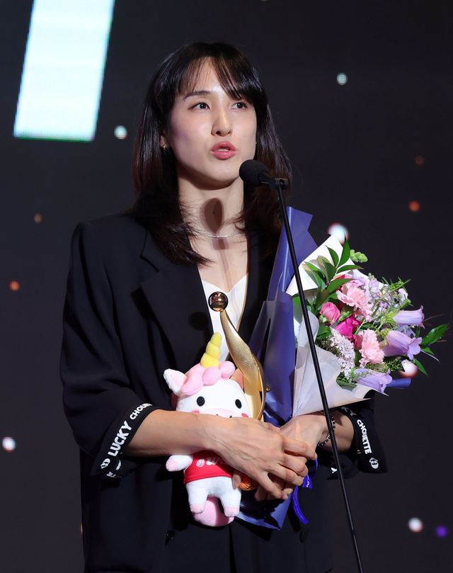 우리은행 김단비가 6일 서울드래곤시티서 열린 여자프로농구 정규리그 시상식서&nbsp;최고공헌도상을 수상한 뒤 소감을 전하고 있다. 서울｜뉴시스