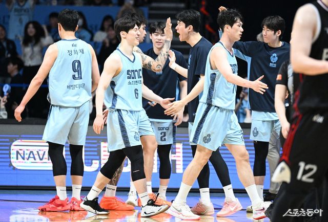 경기를 승리한 뒤 하이파이브를 하는 소노 선수들. 사진제공｜KBL