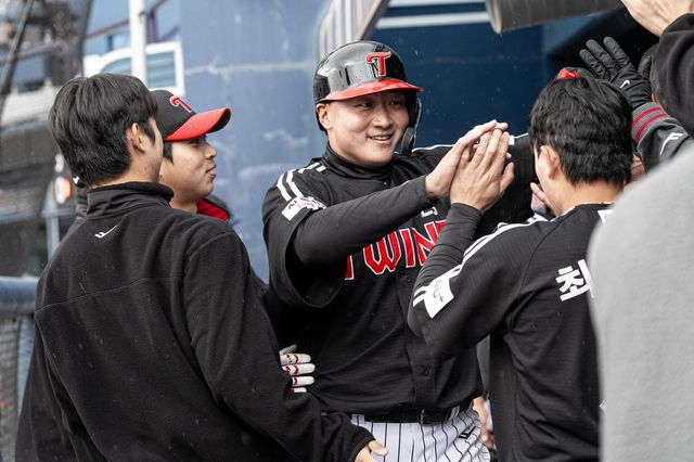 염경엽 LG 감독은 이재원(가운데)의 성장에 많은 공을 들이고 있다. 이재원이 타석서 디테일한 부분을 채워 상대 투수를 이겨내길 바라고 있다. 사진제공｜LG 트윈스