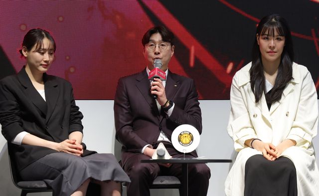 KB스타즈 강이슬, 김완수 감독, 박지수(왼쪽부터)가 6일 서울드래곤시티서 열린 PS 미디어데이서 각오를 전하고 있다. 서울｜뉴시스